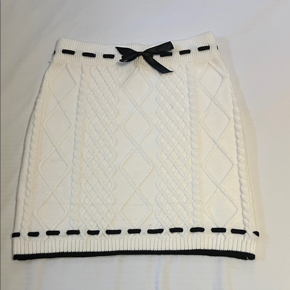 Main Strip White Cable Knit Skirt with Black Details